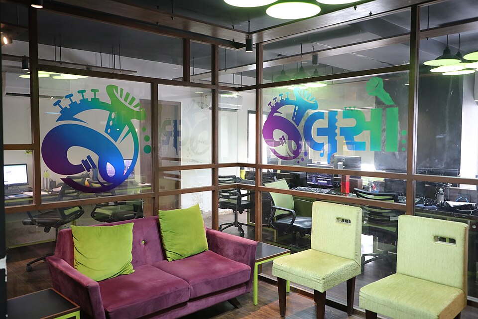 Hot desk kovorking alanında paylaşımlı çalışma masası